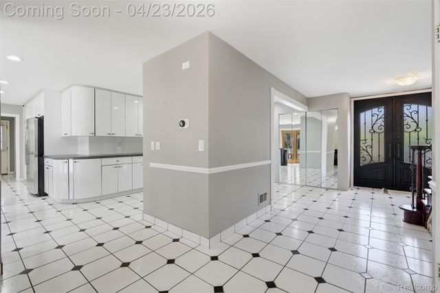 5701 Tequesta Court, West Bloomfield Charter Township, MI 48323
