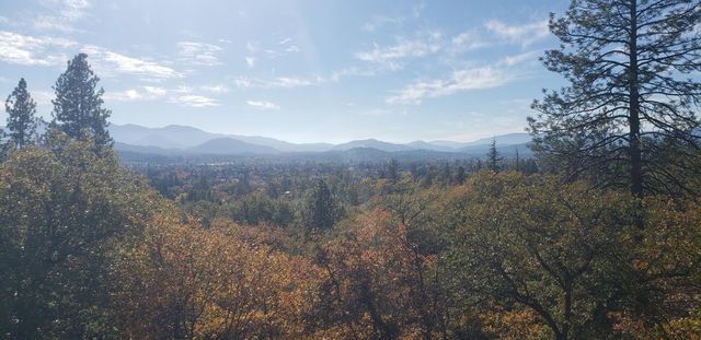 511 NW Woodson Drive, Grants Pass, OR 97526