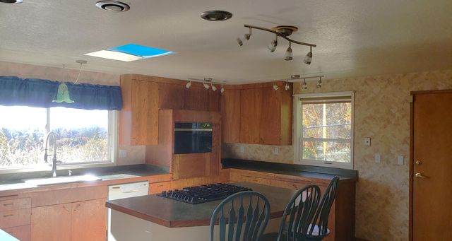 511 NW Woodson Drive, Grants Pass, OR 97526