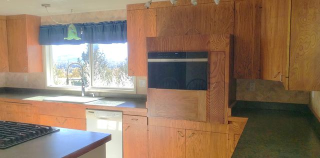 511 NW Woodson Drive, Grants Pass, OR 97526