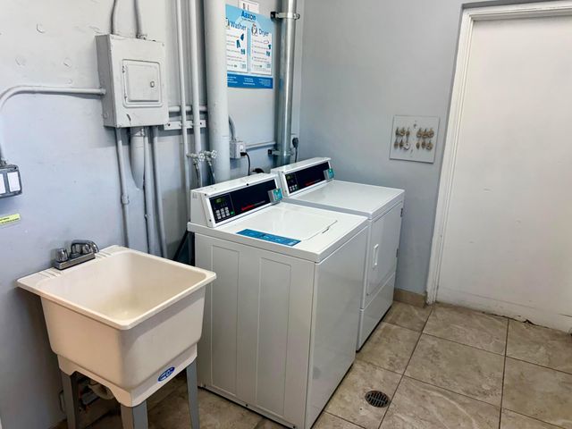 1000 NE 14th Avenue 304, Hallandale Beach, FL 33009