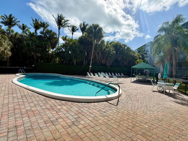 1000 NE 14th Avenue 304, Hallandale Beach, FL 33009
