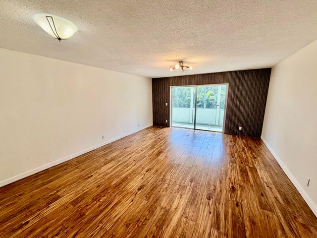 1000 NE 14th Avenue 304, Hallandale Beach, FL 33009