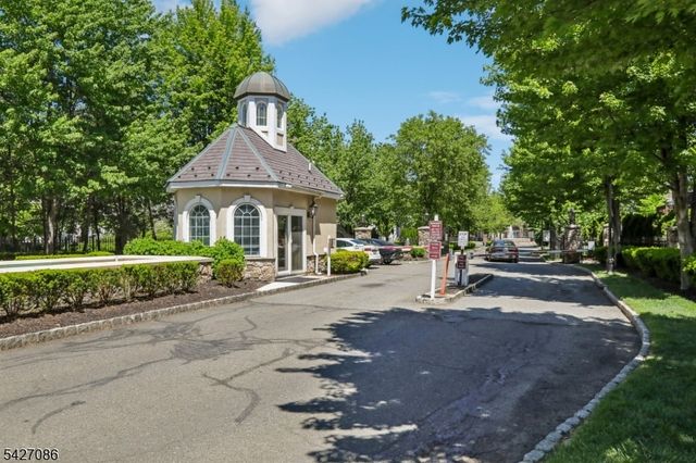 22 Devonshire Dr, Clifton City, NJ 07013