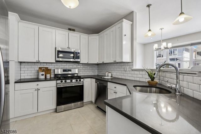 22 Devonshire Dr, Clifton City, NJ 07013