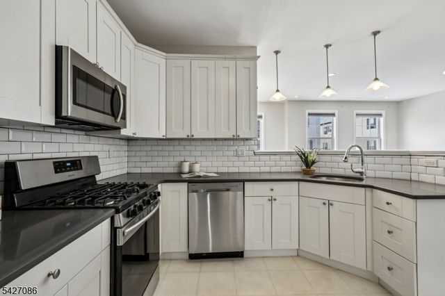 22 Devonshire Dr, Clifton City, NJ 07013