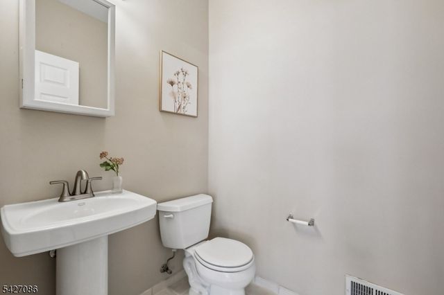 22 Devonshire Dr, Clifton City, NJ 07013