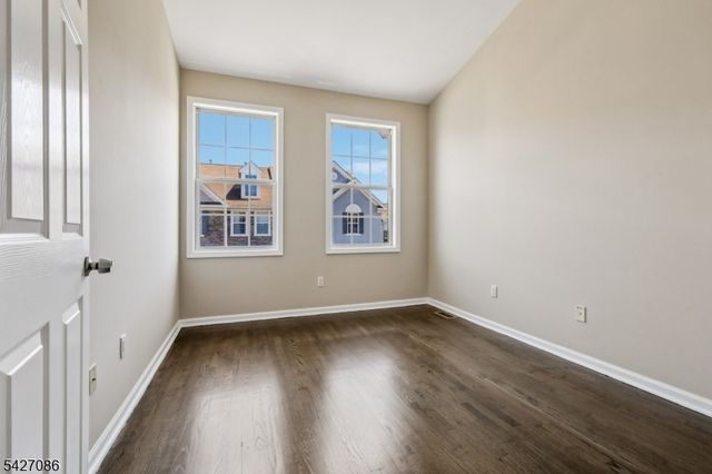 22 Devonshire Dr, Clifton City, NJ 07013