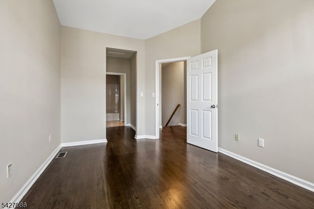 22 Devonshire Dr, Clifton City, NJ 07013