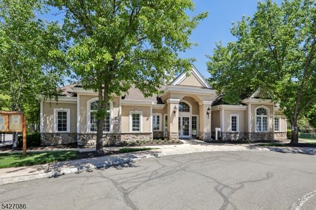 22 Devonshire Dr, Clifton City, NJ 07013