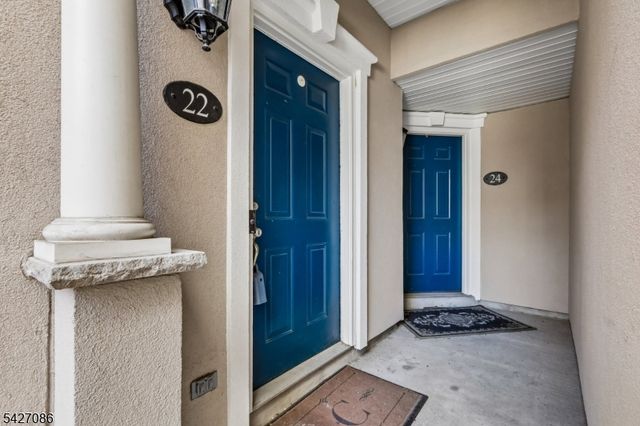 22 Devonshire Dr, Clifton City, NJ 07013
