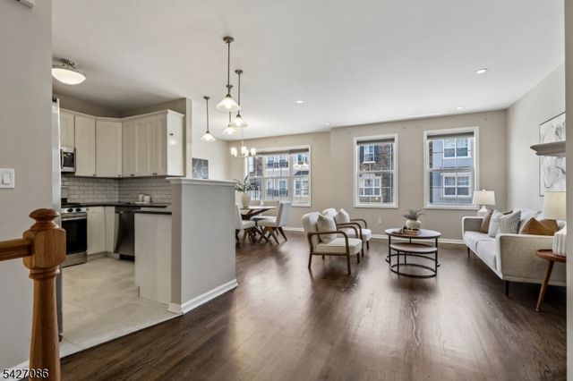 22 Devonshire Dr, Clifton City, NJ 07013