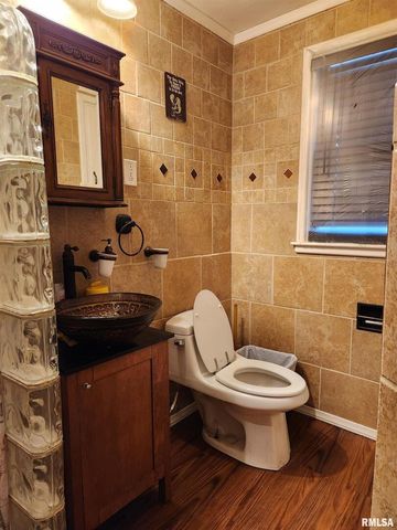 803 5TH Avenue S, Clinton, IA 52732