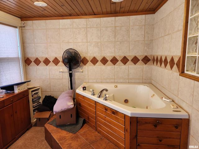 803 5TH Avenue S, Clinton, IA 52732