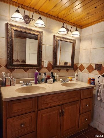 803 5TH Avenue S, Clinton, IA 52732