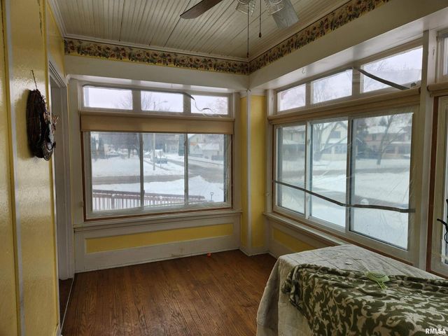 803 5TH Avenue S, Clinton, IA 52732