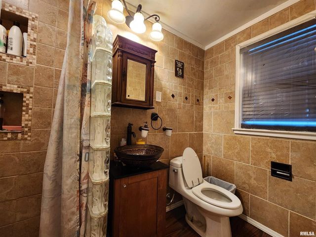 803 5TH Avenue S, Clinton, IA 52732