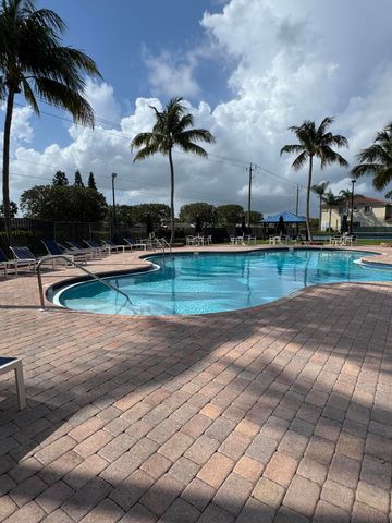 3033 N Evergreen Circle, Boynton Beach, FL 33426