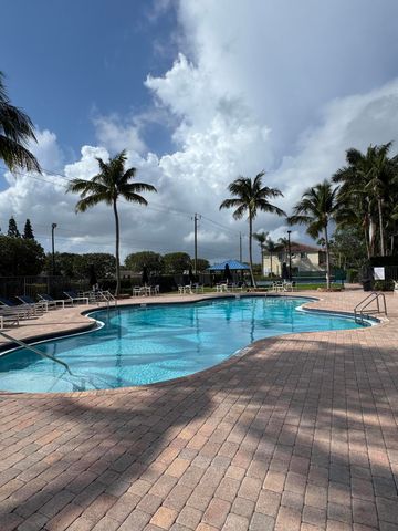 3033 N Evergreen Circle, Boynton Beach, FL 33426