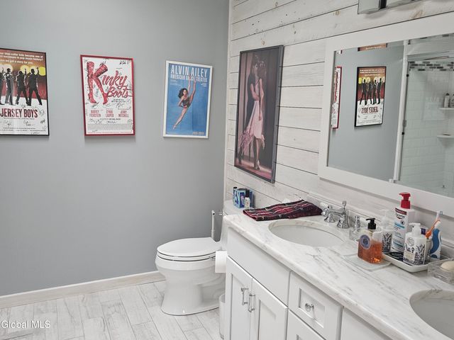 2122 Orchard Park Drive, Niskayuna, NY 12309