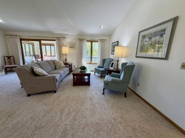 206 Shady Oak Court, Janesville, WI 53548