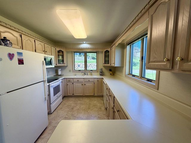 206 Shady Oak Court, Janesville, WI 53548