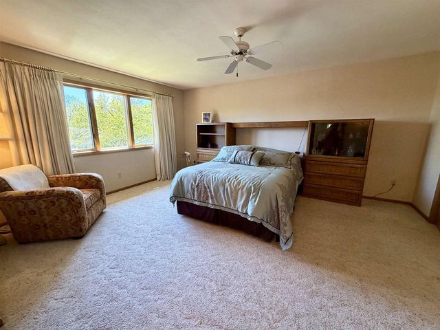 206 Shady Oak Court, Janesville, WI 53548