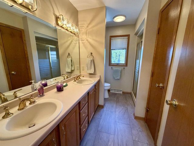 206 Shady Oak Court, Janesville, WI 53548