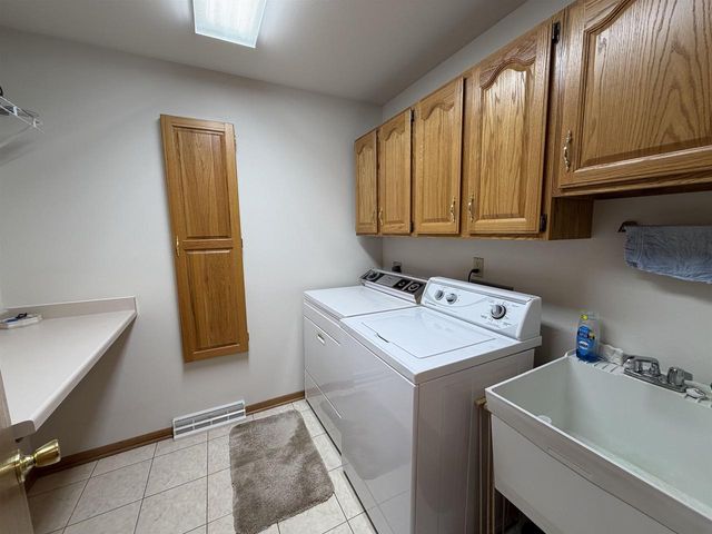 206 Shady Oak Court, Janesville, WI 53548
