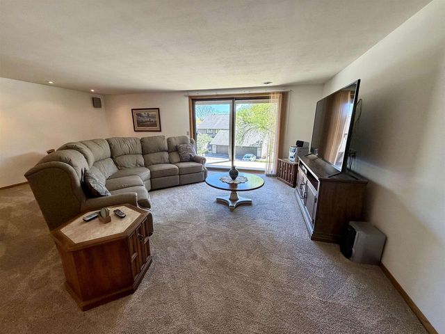 206 Shady Oak Court, Janesville, WI 53548