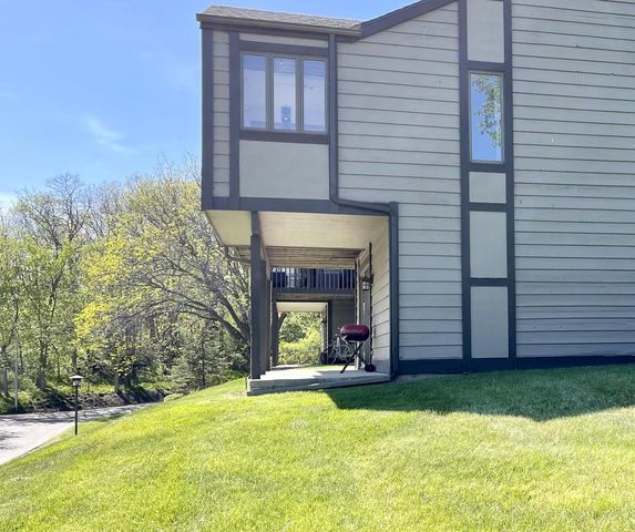206 Shady Oak Court, Janesville, WI 53548