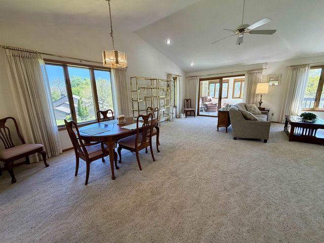 206 Shady Oak Court, Janesville, WI 53548