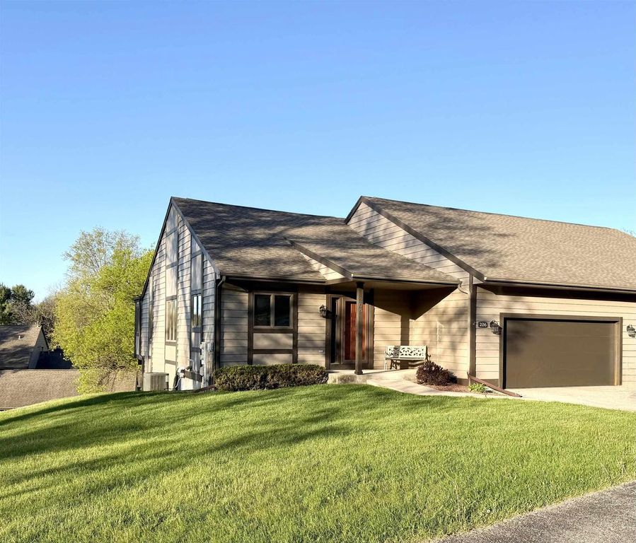 206 Shady Oak Court, Janesville, WI 53548