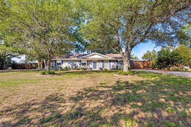 1910 Beavers Circle, Bonham, TX 75418