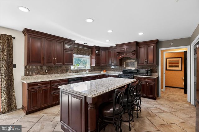 332 EVENING WALK LN, Warrington, PA 18976