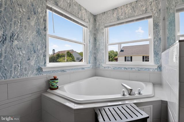 332 EVENING WALK LN, Warrington, PA 18976