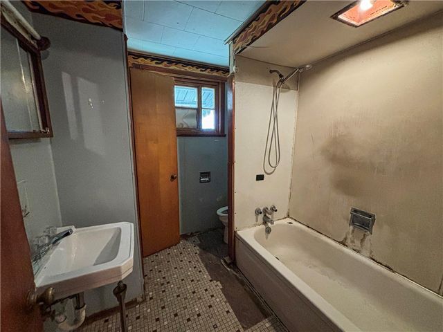 424 Main St, New Eagle, PA 15067
