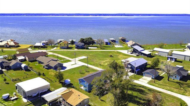 129 Second Avenue, Onalaska, TX 77360