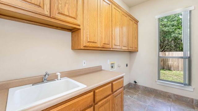 27509 Boerne Cliff Dr, Boerne, TX 78006