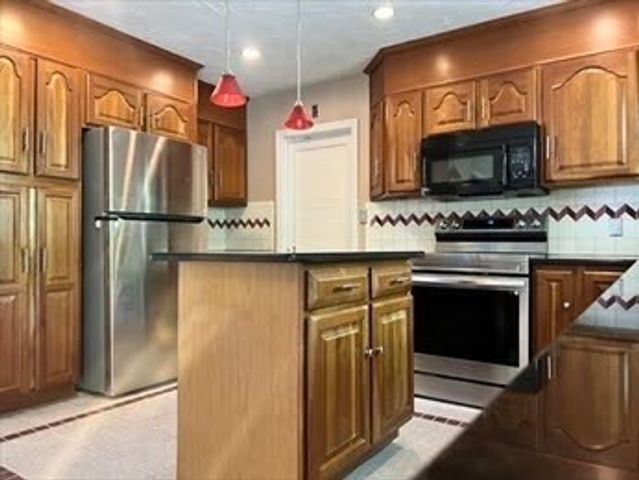 3 Hearthstone Cir, Natick, MA 01760