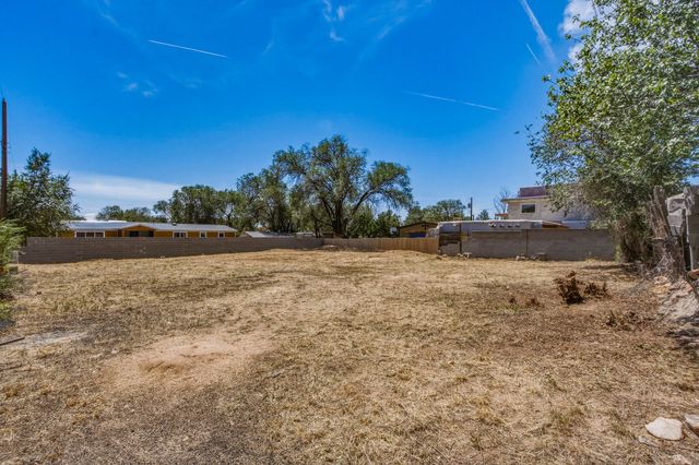 132 Bob, Santa Fe, NM 87501
