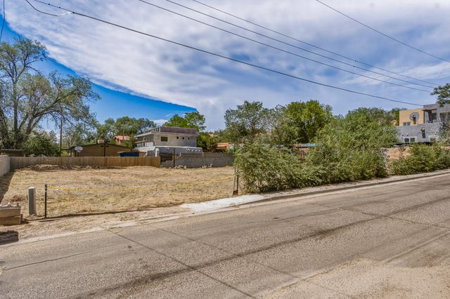 132 Bob, Santa Fe, NM 87501