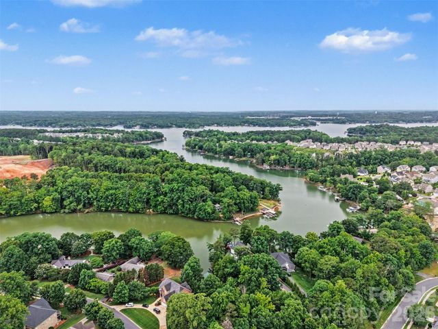 16524 Crosshaven Drive, Charlotte, NC 28278