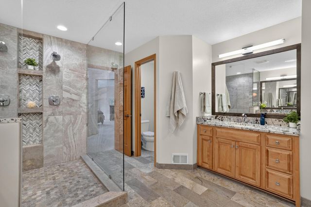 19044 Inndale Drive, Lakeville, MN 55044