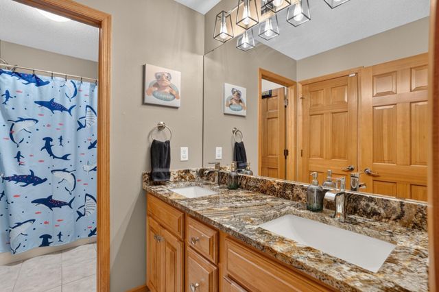 19044 Inndale Drive, Lakeville, MN 55044