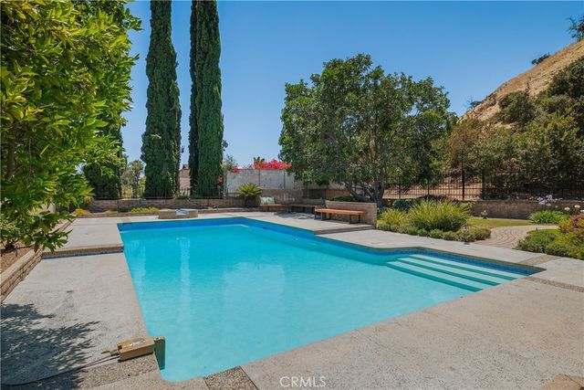 900 Chudleigh Lane, Glendale, CA 91207