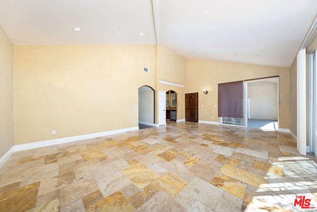 650 E Palm Avenue 302, Burbank, CA 91501