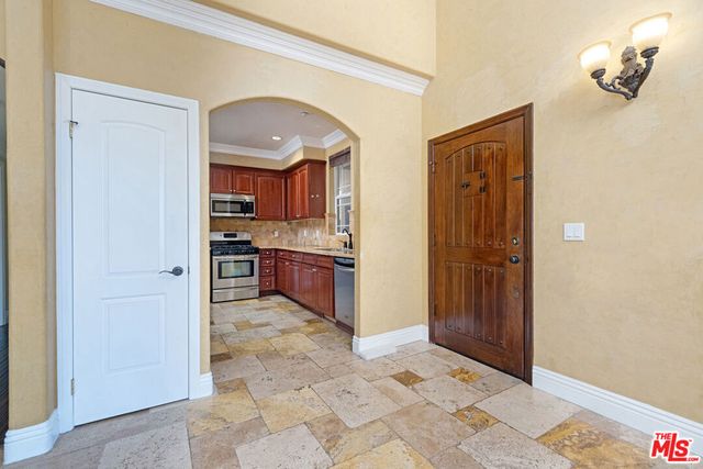 650 E Palm Avenue 302, Burbank, CA 91501