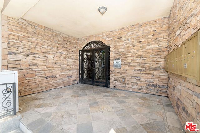 650 E Palm Avenue 302, Burbank, CA 91501