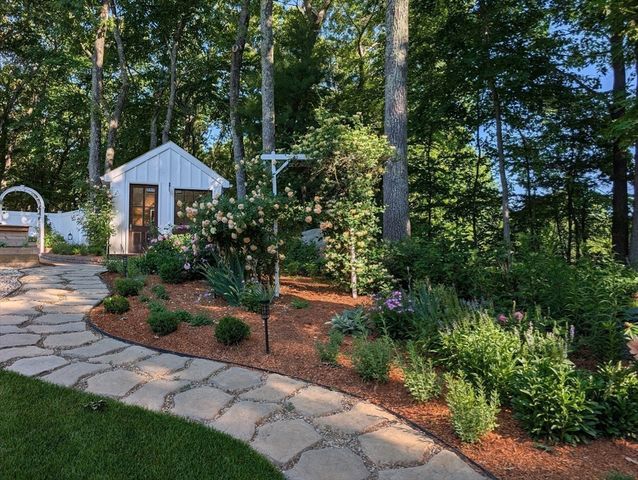 101 Hunter Rd, Uxbridge, MA 01569